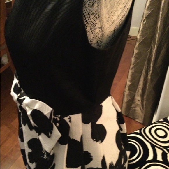 Elegant Black and White Floral Tahari Dress - Picture 2 of 7